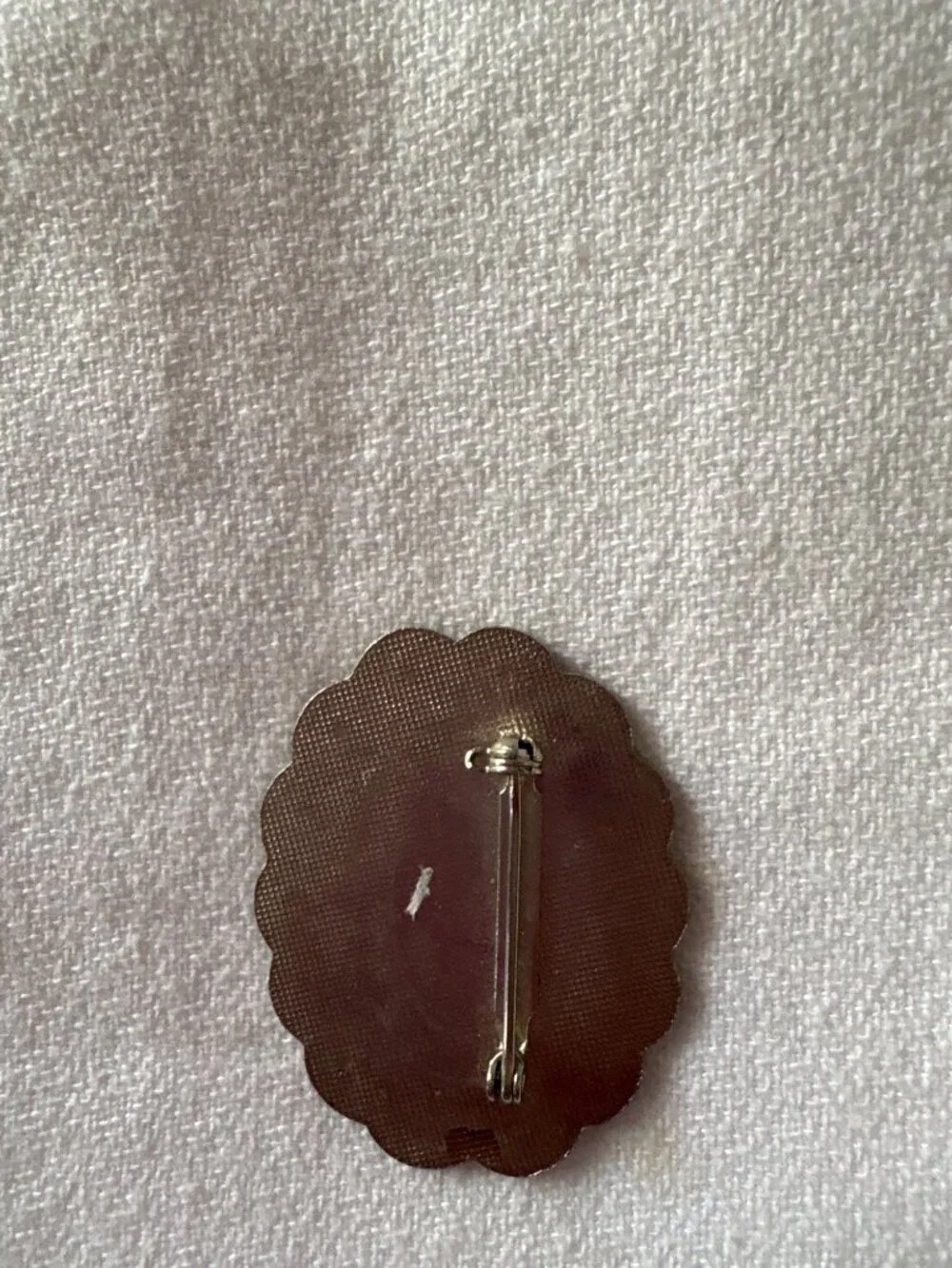 Vintage 80's Gold-Tone Scalloped Oval Brooch With Black Center Stone